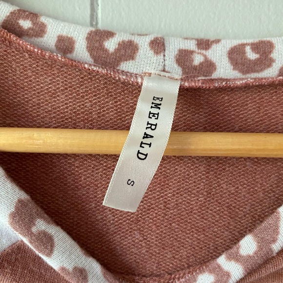 Emerald balloon sleeve animal print blouse. Size small - Picture 3 of 4